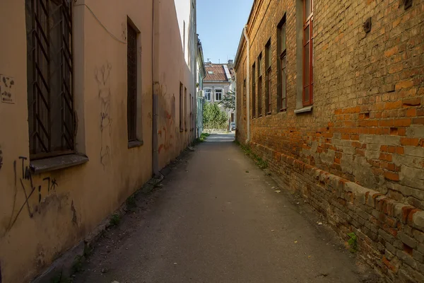 Smalle doorgang tussen de oude huizen — Stockfoto