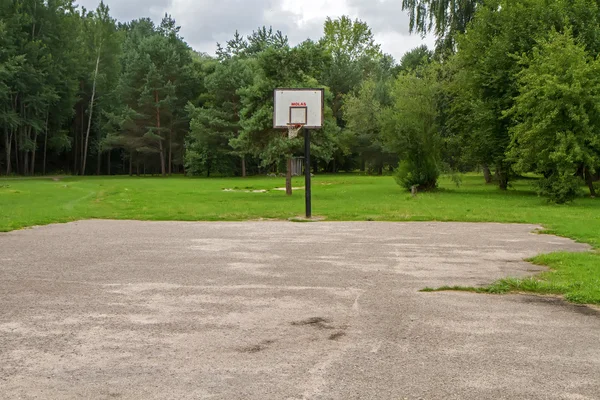 Terrain de basket dans la nature — Photo