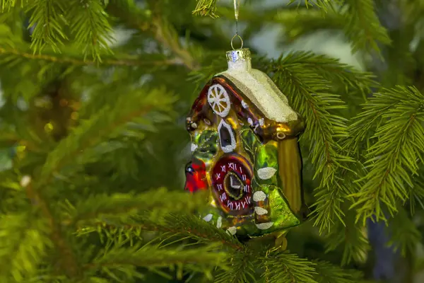 Рождественская елка с игрушкой — стоковое фото