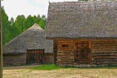Sazlı çatılı eski bir kır evi.