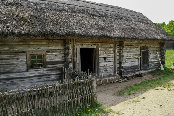 Jarda rural velha com cerca de madeira — Fotografia de Stock