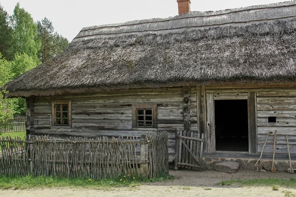 Jarda rural lituana com cerca de madeira — Fotografia de Stock