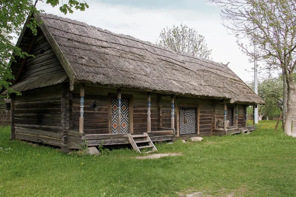 Двір з дерев'яним будинком — стокове фото