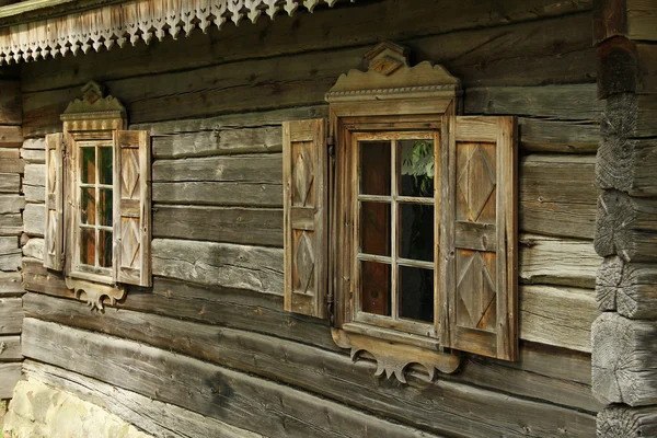 Vieja ventana en casa de madera — Foto de Stock