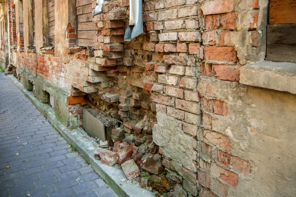 De gebroken muur van het huis — Stockfoto
