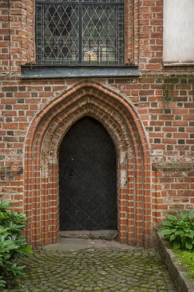 Kovové dveře starého kostela — Stock fotografie