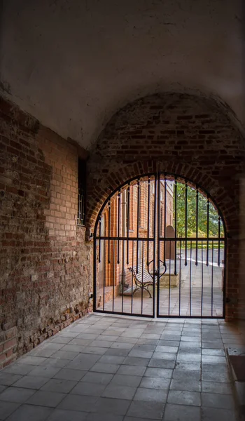 Старые ворота в суды — стоковое фото
