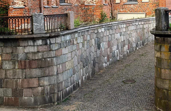 Pequeño callejón entre una pared de ladrillo — Foto de Stock