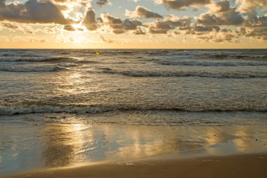 Deniz kenarında bir akşam