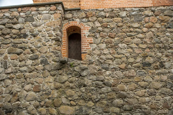 Puerta en la pared del castillo — Foto de Stock