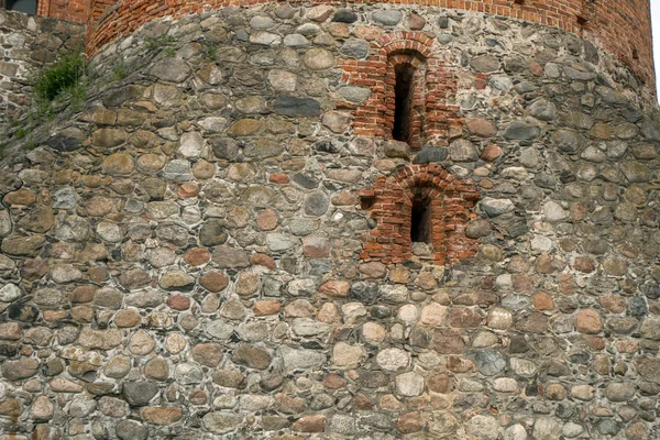 Okna w ścianie zamku — Zdjęcie stockowe