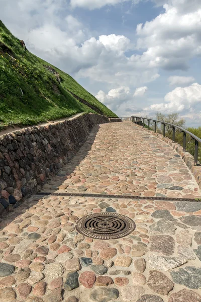 Cobblestone road up the hill — Stock Photo, Image