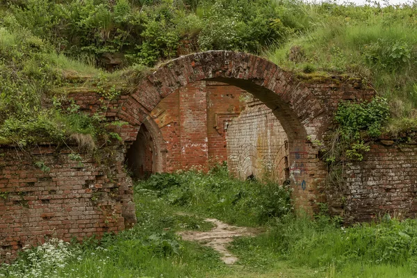 Arch to an abandoned fort — Stock Photo, Image