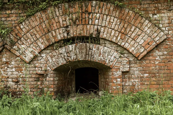 Alte Festungsmauer mit Fenster — Stockfoto