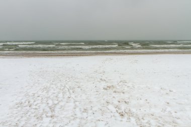 deniz kenarı beyaz kar