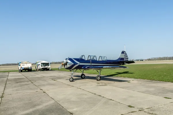 Аэропорты маленький спортивный самолет готовится к полету — стоковое фото