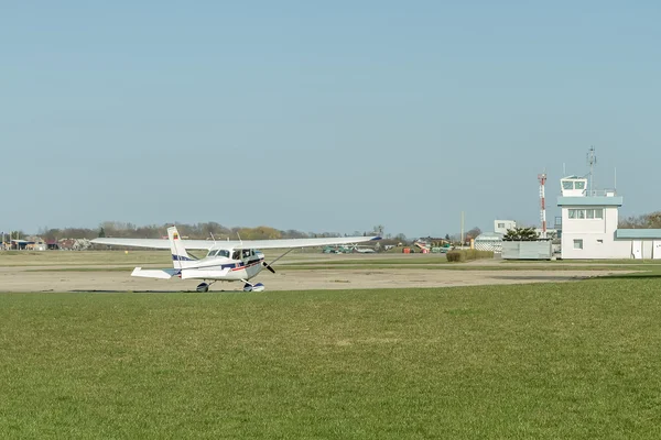 Havaalanında uçak var.