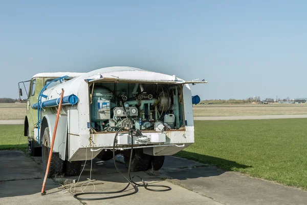 Uçaklar için yakıt ile kamyon — Stok fotoğraf