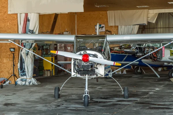 Airplane in hangar ready for repairs — Stock fotografie