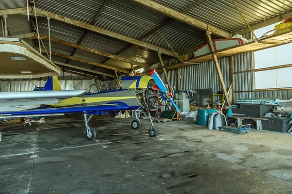 Airplane  repairs in hangar — Stock Photo, Image