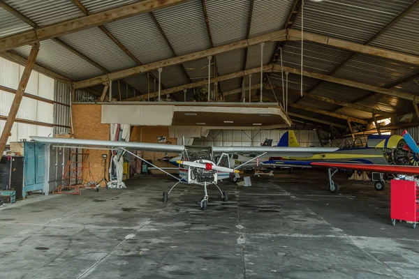 Rozbité letadlo v hangáru — Stock fotografie