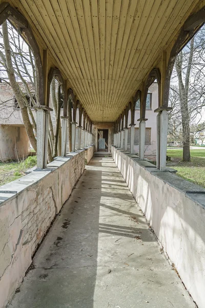 Edificio abandonado y dañado en una ciudad balneario Birstonas — Foto de Stock