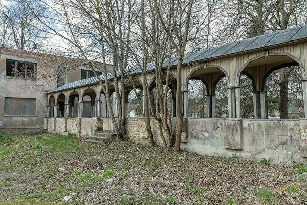 Verlaten en beschadigde gebouw in een kuuroord Birstonas — Stockfoto