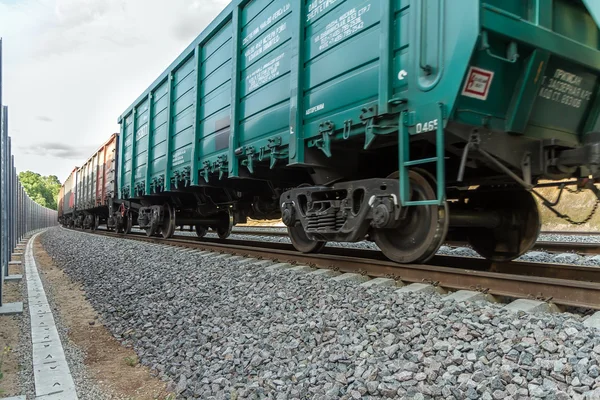 Güterwagen, die Waren in eine andere Stadt bringen — Stockfoto