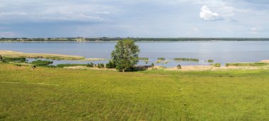 çayır yakınındaki Gölü Panoraması