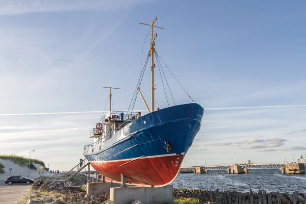 Barco de pesca llevado a tierra —  Fotos de Stock