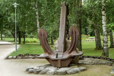 paslı olup kullanılmayan eski bir tekne çapa içinde