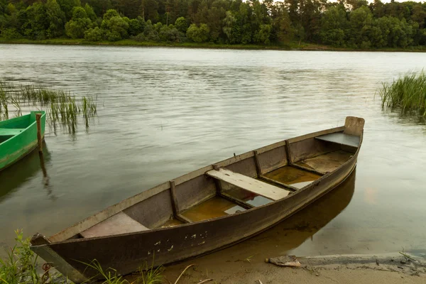 Båd i flod - Stock-foto