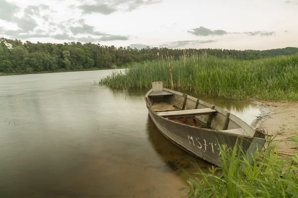 Boat in water — Stock Photo, Image