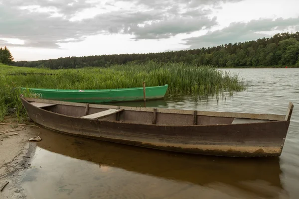 Båd i flod - Stock-foto