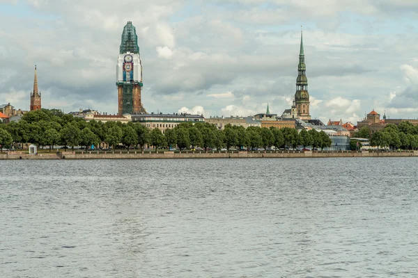 Blick auf Riga von der anderen Seite des Flusses — Stockfoto