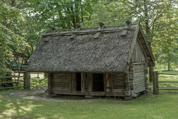 Gamla lantligt hus restaurerade — Stockfoto