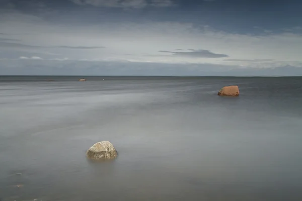 Zwei Steine im Meer — Stockfoto