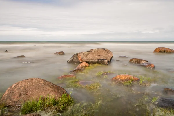 Камені в море — стокове фото