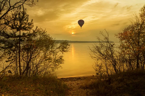 Globo de aire caliente sobre el lago lakesmall —  Fotos de Stock