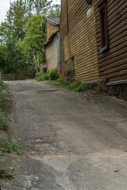 Eski evlerin arasında