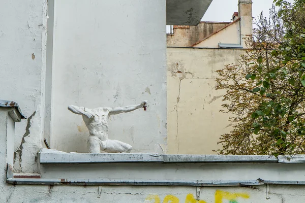 Broken statue standing near the house — Stock Photo, Image