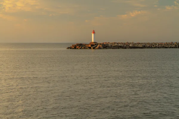 Vuurtoren in de avond bij zonsondergang — Stockfoto