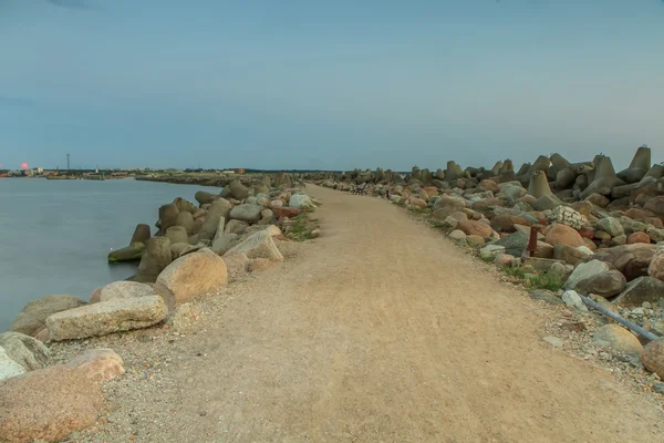 Pier op de stad Ventspils in de Baltische Zee — Stockfoto