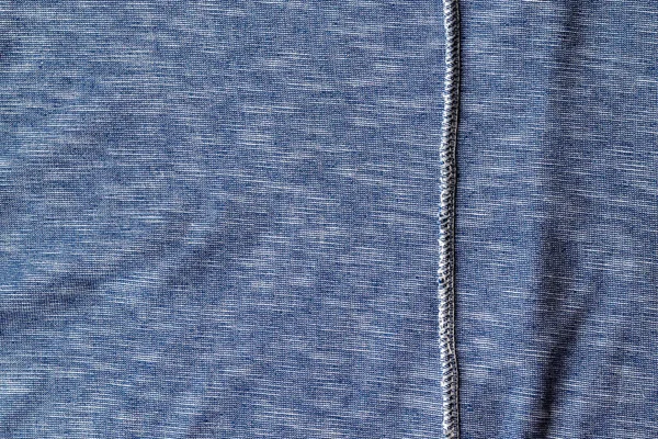 縫い代のあるコットンジャージー生地 青い繊維の背景がつぶれ — ストック写真