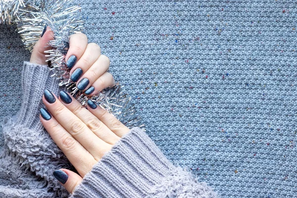 Mãos Femininas Suéter Tricotado Cinza Com Bela Manicura Pregos Brilhantes — Fotografia de Stock