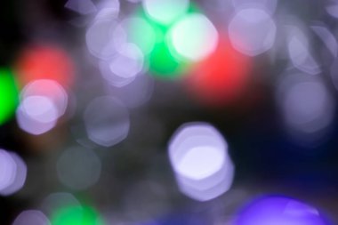 Bulanık ışıklar koyu gri arka plan. Yumuşak ışık ile soyut bokeh. Parlak Noel dokusu