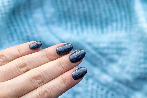 Mão Feminina Com Bela Manicura Azul Cinza Escuro Brilhou Pregos — Fotografia de Stock