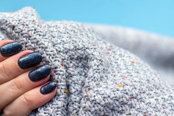 Kobieca Ręka Szarej Dzianinie Sweter Pięknym Manicure Granatowe Błyszczące Gwoździe — Zdjęcie stockowe