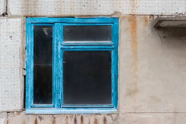 Velha Janela Suja Moldura Madeira Azul Casa Abandonada — Fotografia de Stock