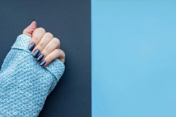 Γυναικείο Χέρι Πλεκτό Ύφασμα Πουλόβερ Όμορφο Μανικιούρ Σκούρα Γυαλιστερά Νύχια — Φωτογραφία Αρχείου